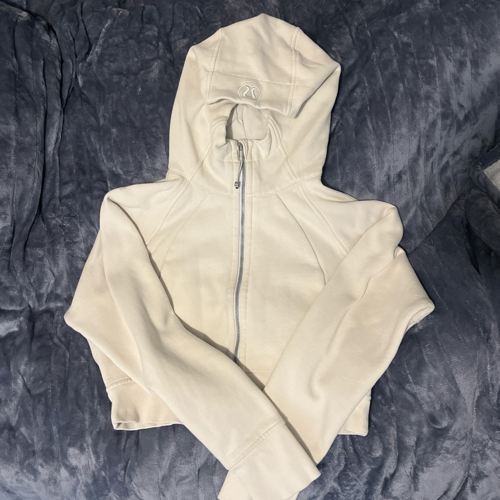 Creme colored lululemon cropped zip up scuba
Size medium